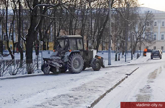Коммунальные службы Владимира убирают снег с улиц города